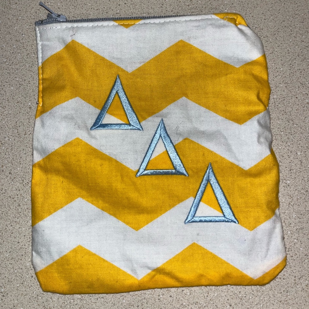 Tri delta pouch